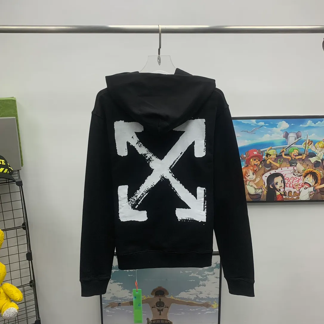 The top tested version of Off-White's new 2023 autumn and winter spray-painted graffiti arrow hooded sweatshirt. The new style adds graffiti elements, adding a touch of literary style to the overall through-style short-sleeved style. This is a typical OFF retro literary style. This is also the first expression of the two cultures since the merger with LV in 2021. The printing adopts screen printing imported glue technology, and the ink dots are even, imitating the natural dynamics of spray paint. The hollows are both dark and light, the transition is smooth, and the gradient effect is visible to the naked eye. The front printing uses the same process. Minimalist letter logo on the chest, OS version, same style for men and women! The 480g cotton texture feels smooth and textured, with full drape.  Color: Black White Size: XS-L P:410
